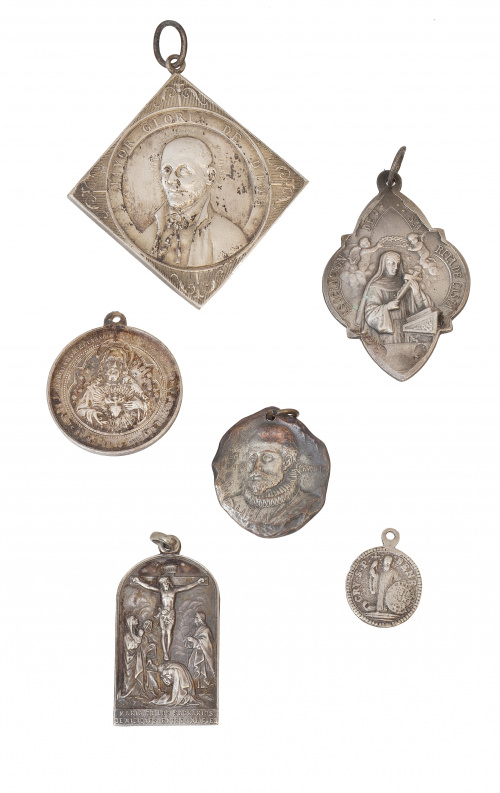 Lote de seis medallas S. XVII a XX de diferentes tamaños y 