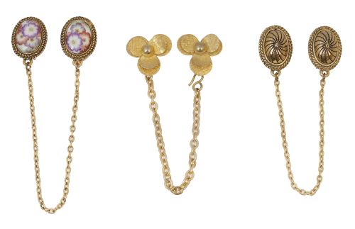Tres pares de broches dobles para capa unidos con cadena