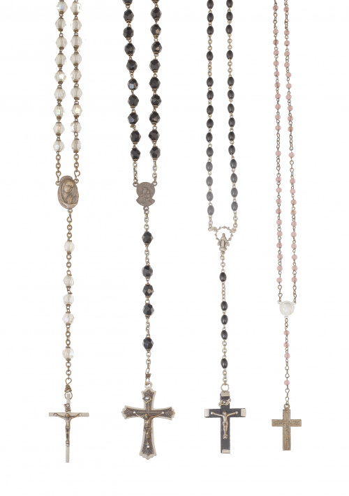 Lote de cuatro rosarios con cuentas de diferentes materiale