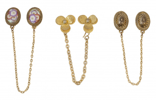 Tres pares de broches dobles para capa unidos con cadena