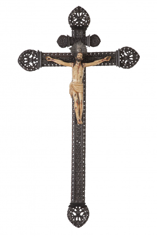 Cristo crucificado.Escultura en marfil tallado y policrom
