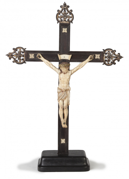 Cristo crucificado.Escultura en marfil tallado sobre cruz