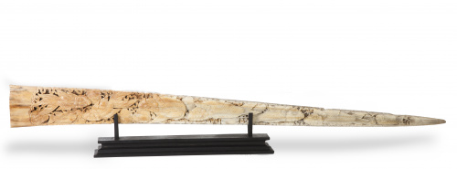 Pico de pez espada tallado con peces.Trabajo maorí, años 