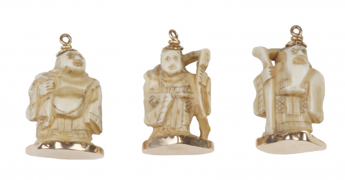 Conjunto de tres colgantes de marfil de dioses de la Fortun