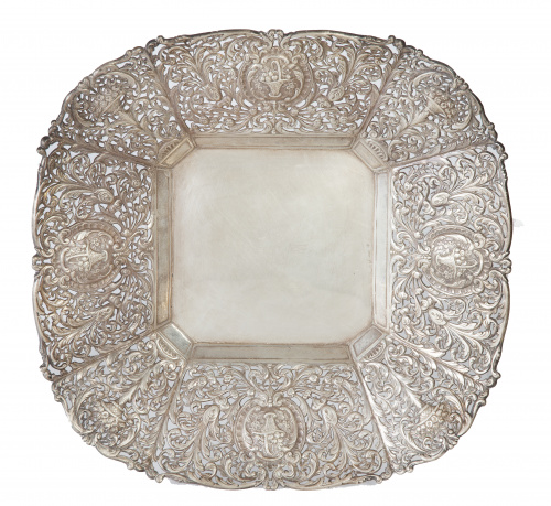 Panera de plata de decoración calada con hojas de cestos de