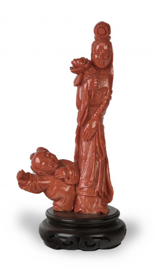 Figura femenina con niño en coral rojo tallado.Trabajo ch