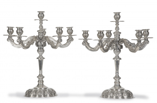 Pareja de candelabros de cinco brazos de luz en plata. Con 