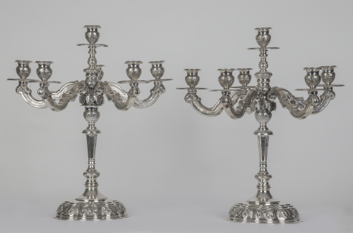 Pareja de candelabros de cinco brazos de luz en plata. Con 