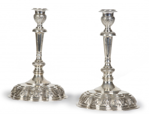 Pareja de candelabros de cinco brazos de luz en plata. Con 
