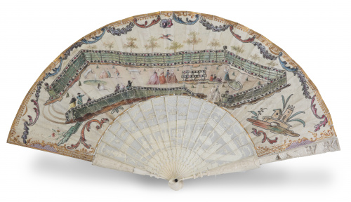 Abanico en seda pintada con aplicaciones metálicas de color