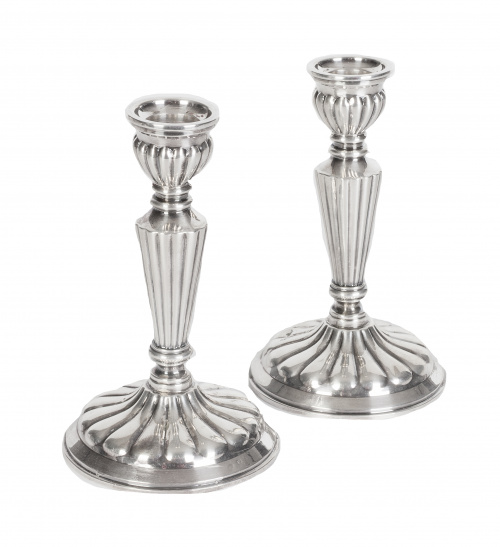 Pareja de candeleros de plata de decoración gallonada.Dur