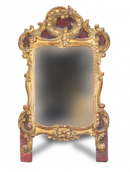 Espejo de madera tallada, policromada en rojo y dorada.Tr