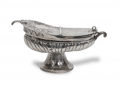 Naveta en plata con decoración repujada.S. XVIII - XIX.