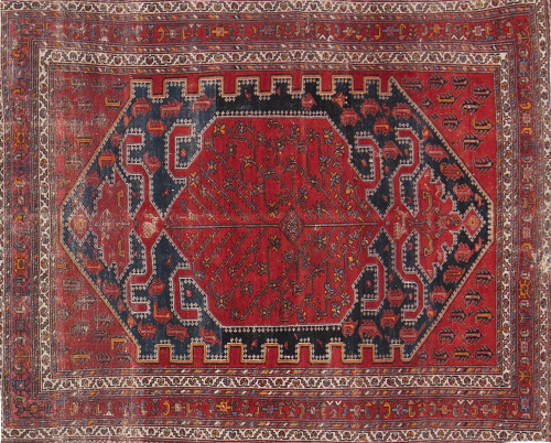 Alfombra en lana de campo rojo y azul, con formas geométric