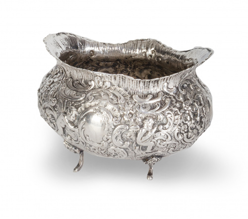 Azucarero de plata con decoración repujada, pp. del S. XX.
