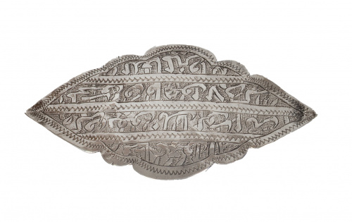 Placa persa de plata grabada.Irán, S. XIX.