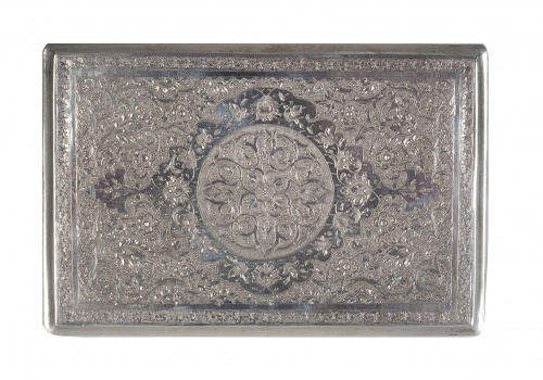 Pitillera de plata con decoración grabada.Persia, S. XIX.