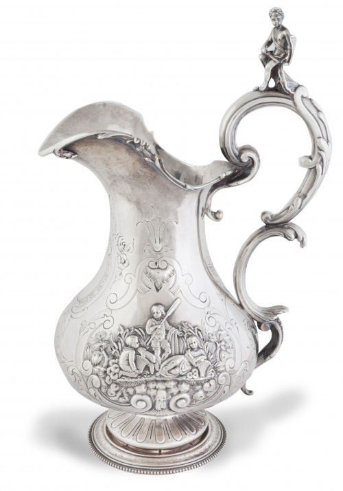 Jarro en plata en su color con trabajo repujado. Con marcas