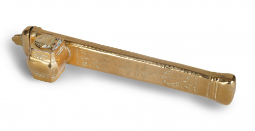 Plummier y tintero de bronce.Persia, S. XIX.