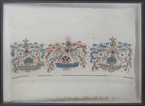 Toalla bordada con decoración de jarronesTrabajo otomano,