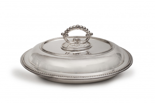 Legumbrera de plata en su color, con escudo grabado compañí