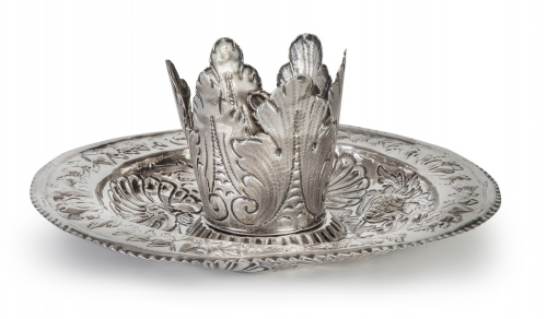 Mancerina de plata barroca en su color con decoración repuj