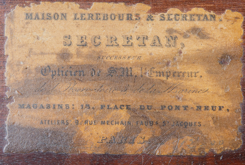 Maison Lerebours et Secrétan*. Sextante en su caja de cao