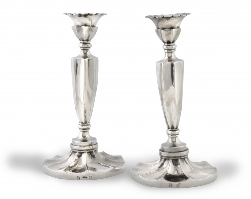 Pareja de candeleros de plata en su color. Con marcas.Pla