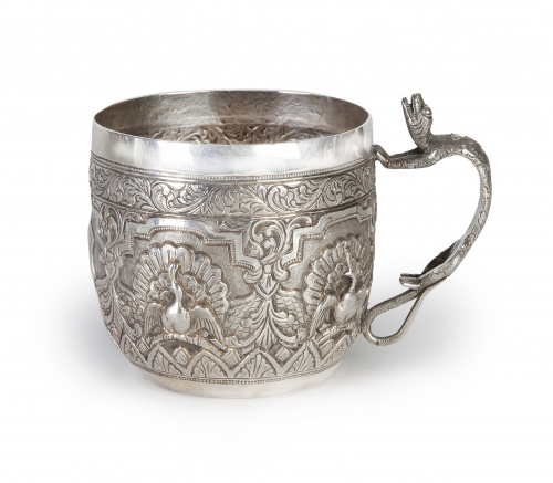 Taza en plata decorada con pavos reales y asa zoomorfa.Qu