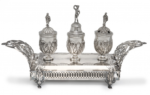 Escribanía fernandina de plata, grabada, cincelada, troquel