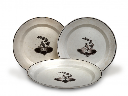 Tres fuentes de cerámica italiana decoradas con aves, dos c