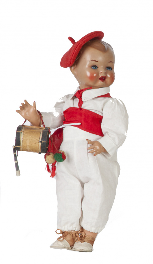 Muñeco hermano de Maricela, vestido de navarro con el tambo