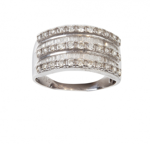 Sortija ancha de brillantes con tres bandas de brillantes a