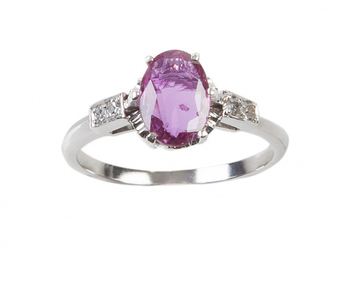 Sortija con rubíde talla oval central de 1,08 ct flanqueado