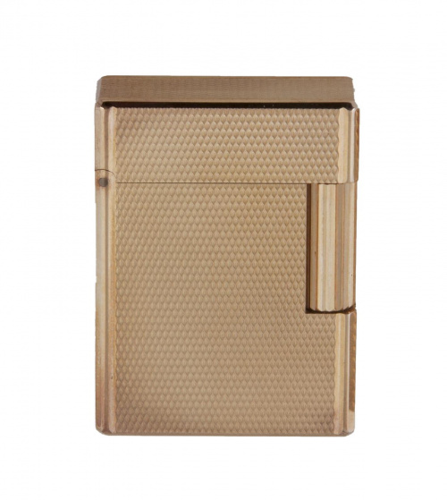 Encendedor DUPONT en plaqué or. con decoración grabada de p