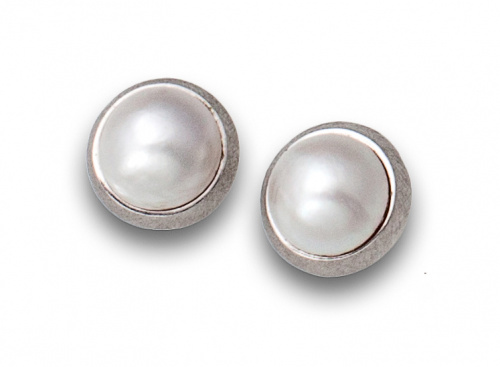 Pendientes con perla mabe en oro blanco mate de 18K