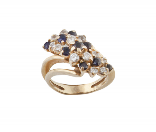 Sortija de brillantes y zafiros engastados a diferentes alt