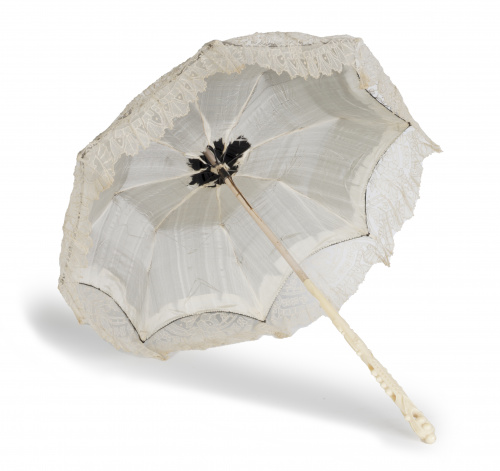 Sombrilla con encaje blanco, seda y mango de marfil tallado