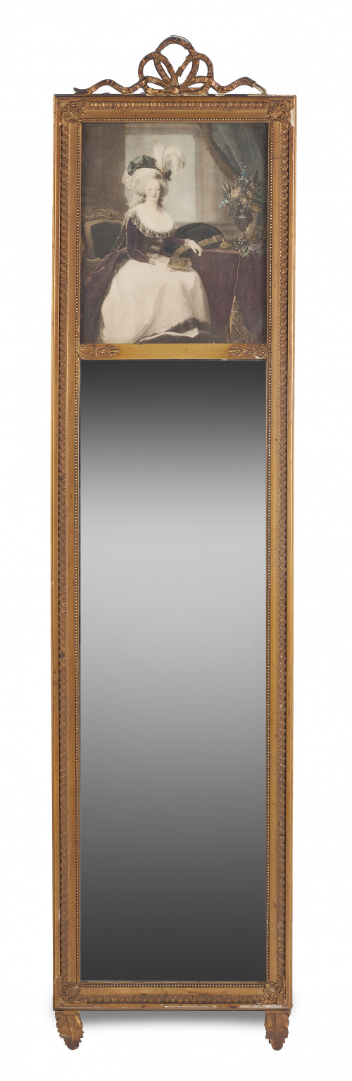 Trumeau estilo Luis XVI de madera tallada y dorada, con un 