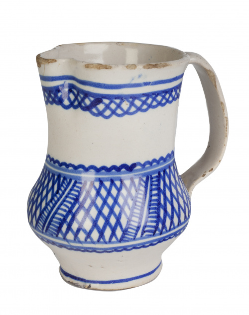 Jarra de cerámica en azul y blanco, decorada con friso con 