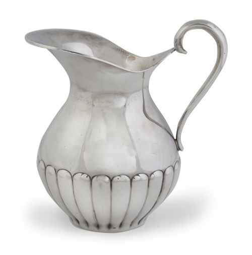 Jarro de plata de decoración gallonada, S. XX.
