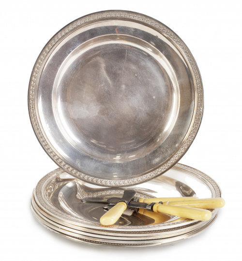 Lote de seis platos para  pan de plata, S. XX. y cuatro cuc