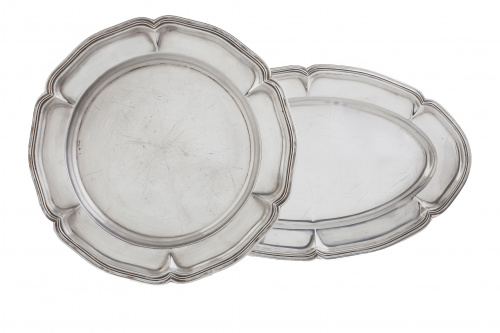 Dos fuentes de plata, una oval y otra redonda.Pérez Ferná