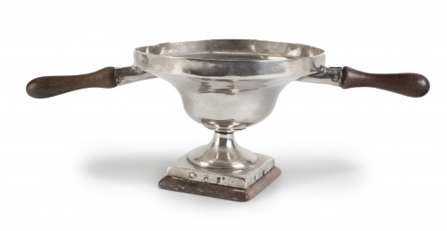 Chofeta de plata con mangos de madera. Sin marcas.España,