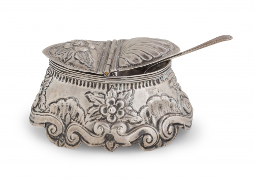 Especiero de doble tapa de plata repujada de flores con cuc