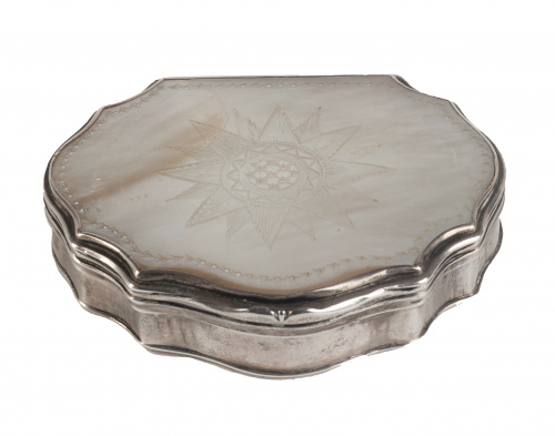 Caja  Carlos IV en plata y nácar grabado con una rosa de lo