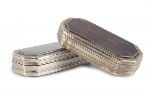 Pareja de tabaqueras de esquinas achaflanadas de plata con 