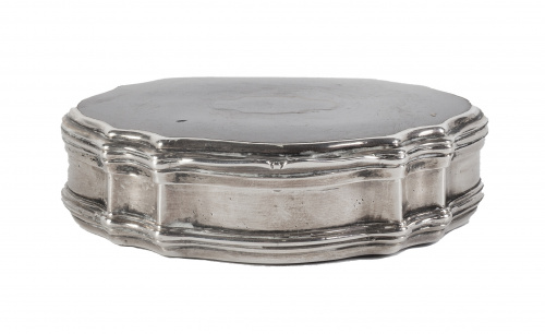 Tabaquera de plata y símil carey. Número 64 grabado.Ff. d