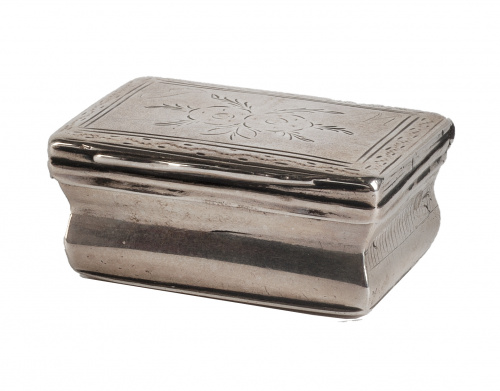 Cajita fernandina de plata con flores grabadas. Con marcas.