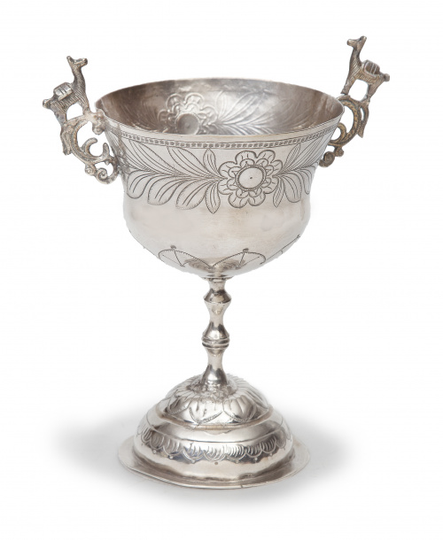 Copa en plata con dos asas de plata en su color.Quizás Pe